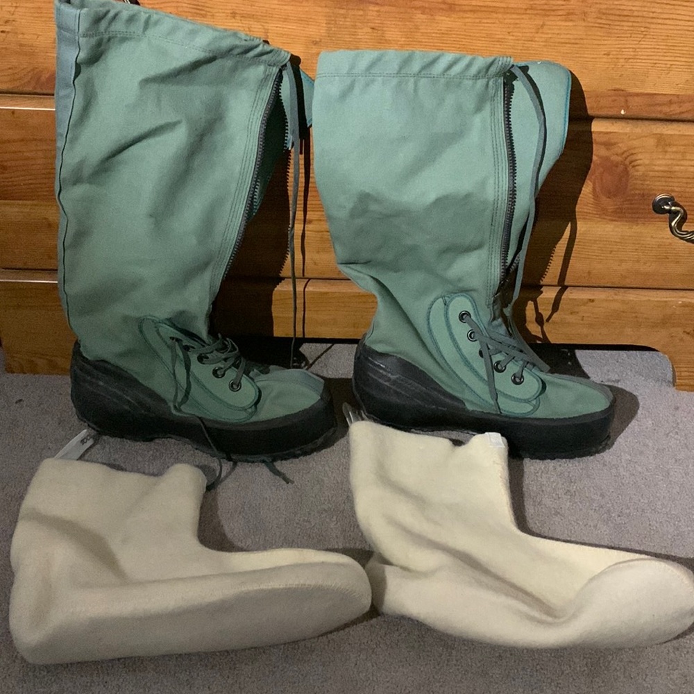 Extreme Cold Weather Mukluk Boots with 100% Wool inserts. Like new! Size Small